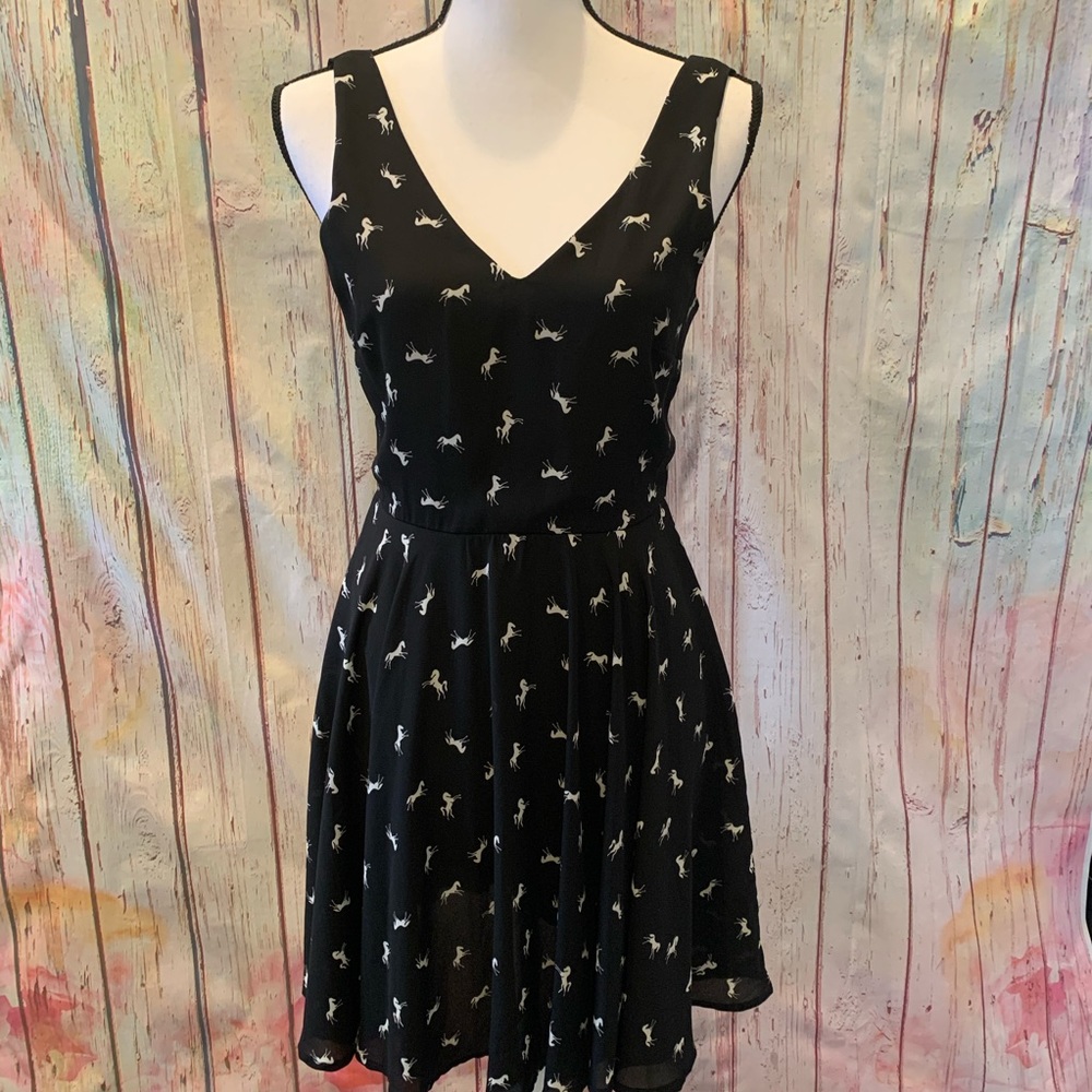 Everly horse print v neck dress size Size Medium